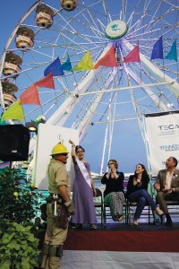 “Princess” Zoe Redington and Gibson EMC lineman John Spence flip the switch to light the midway at the 2014 Tennessee State Fair. Looking on are, from left, Zoe’s mom, Heather Redington, Beth Torres with Make-A-Wish Middle Tennessee and David Callis with the Tennessee Electric Cooperative Association.